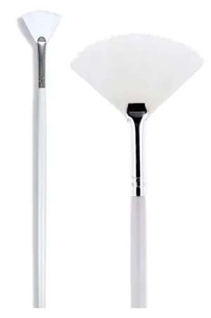 R&M Face Mask Artists Fan Brush