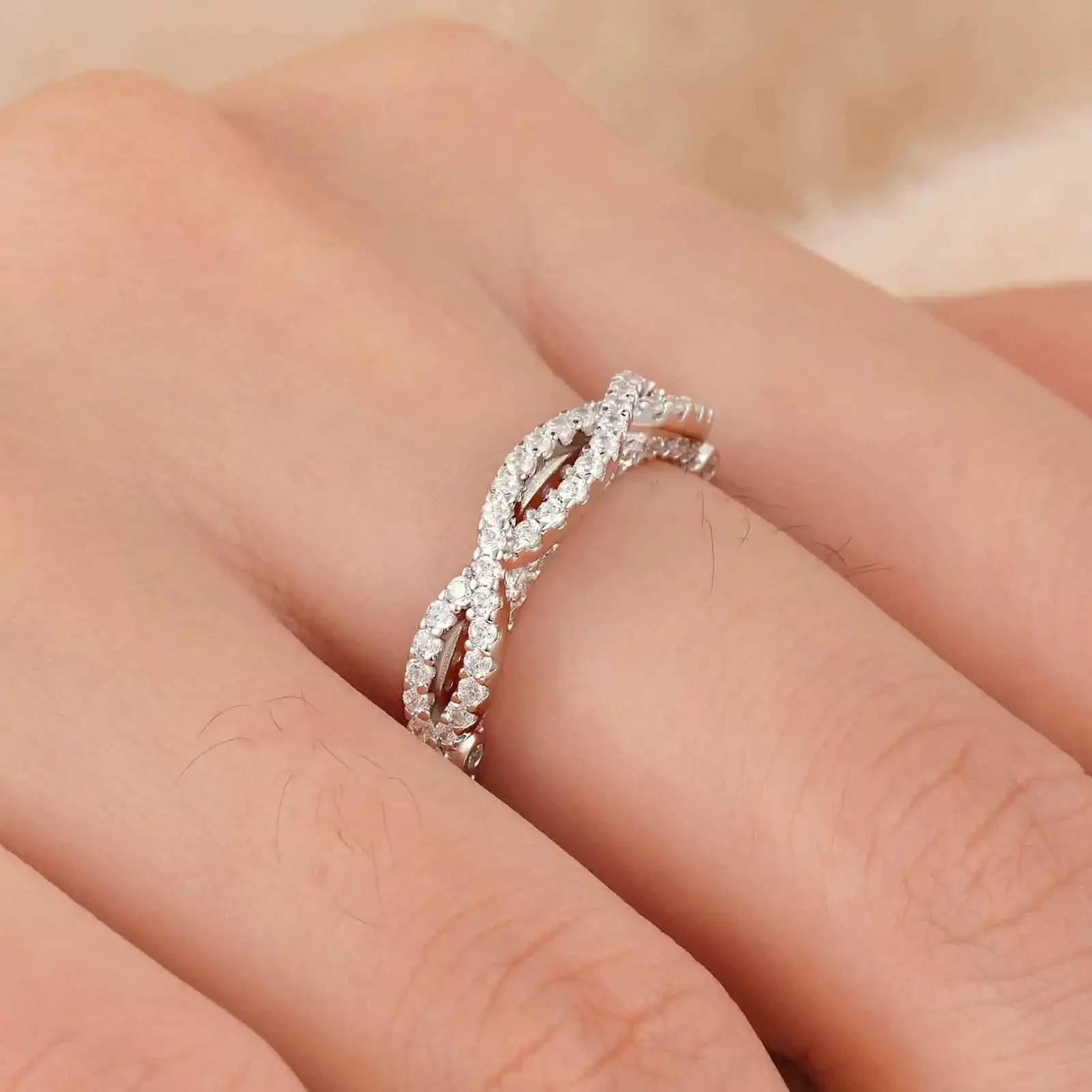 Round Cut Diamond Twisted Wedding Band